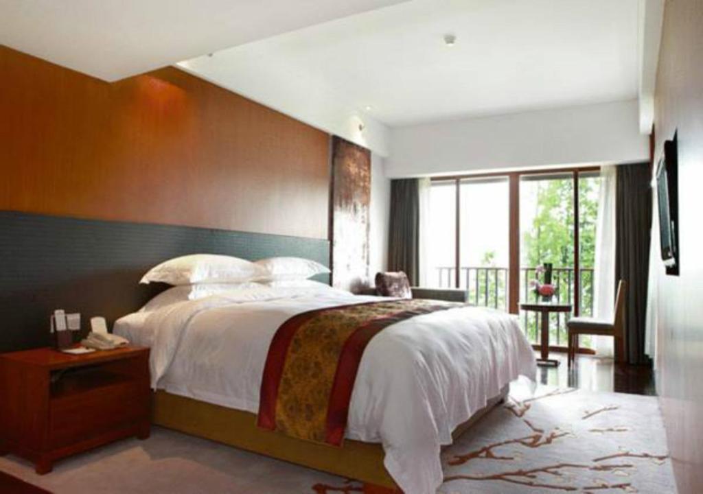 Двухместный (Номер Делюкс с кроватью размера «queen-size» и видом на озеро) курортного отеля Baiyun Lakeside Hotel, Гуанчжоу