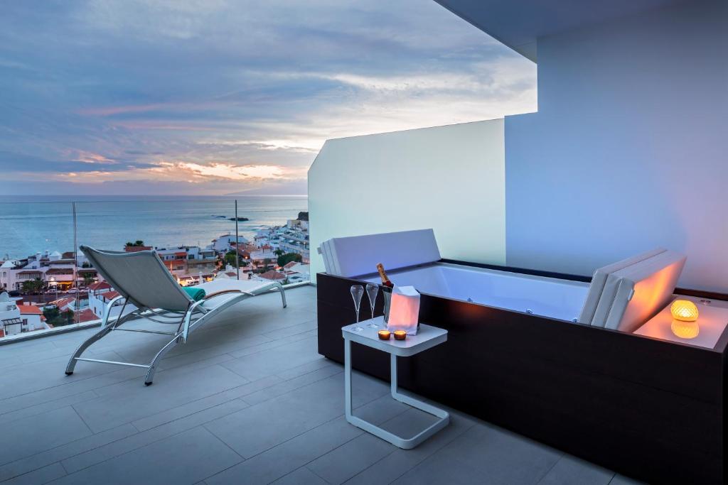 Сьюит (Полулюкс с гидромассажной ванной, вид на море) отеля Royal Hideaway Corales Beach - Adults Only, by Barceló Hotel Group, Адехе
