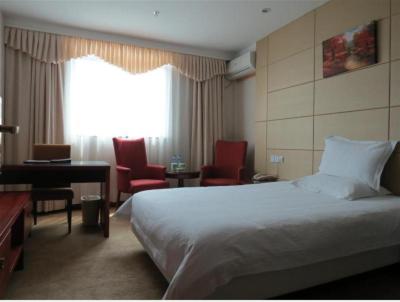 Двухместный (Для граждан материкового Китая - Двухместный номер Делюкс с 1 кроватью) отеля Greentree Inn Shenzhen Kengzi Express Hotel, Лунган