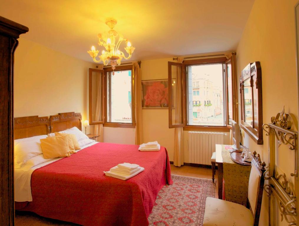 Двухместный (Двухместный номер с 1 кроватью и собственной ванной комнатой вне номера) отеля 3749 Pontechiodo, Венеция