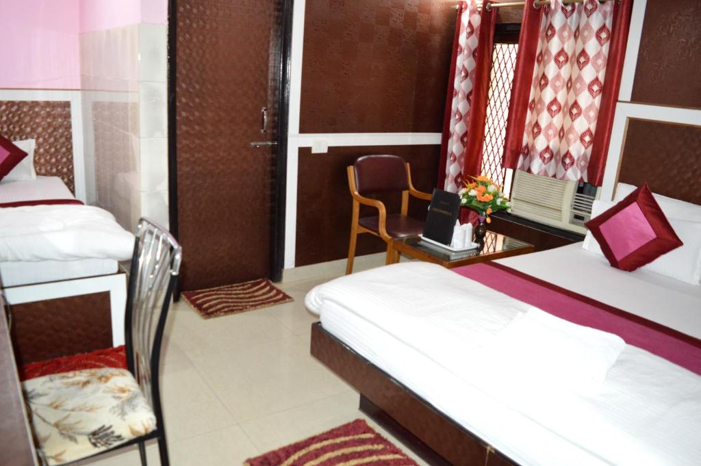 Трехместный (Трехместный номер Делюкс) отеля Hotel Su Shree Continental, Нью-Дели