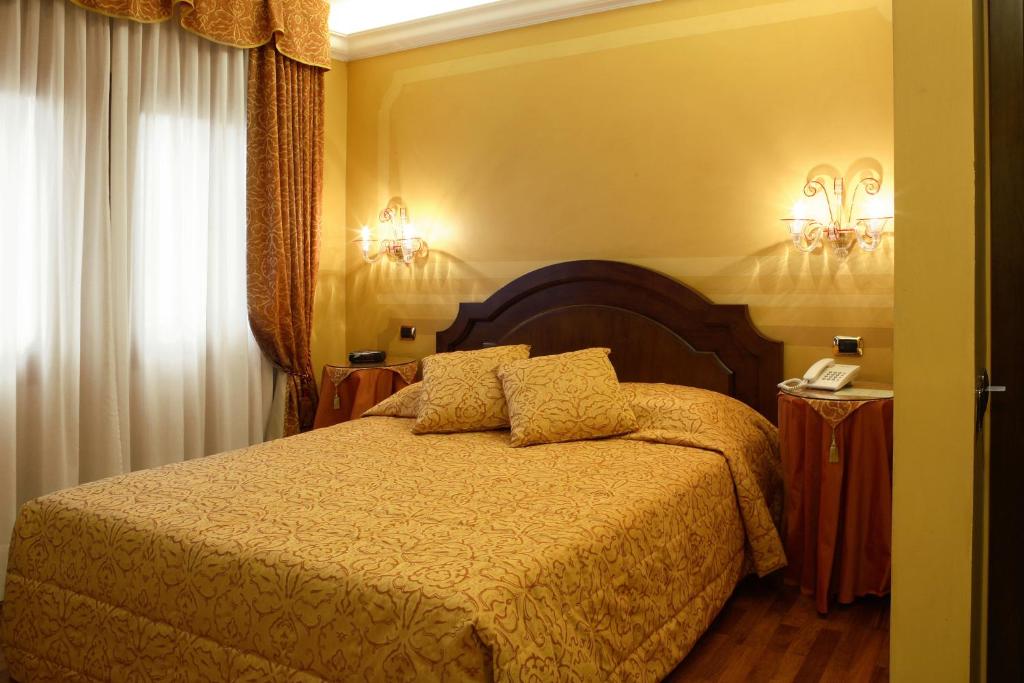 Двухместный (Улучшенный двухместный номер с 1 кроватью или 2 отдельными кроватями) отеля Hotel Al Codega, Венеция