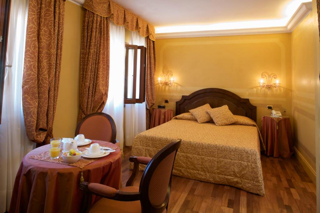 Двухместный (Двухместный номер Делюкс с 1 кроватью или 2 отдельными кроватями) отеля Hotel Al Codega, Венеция