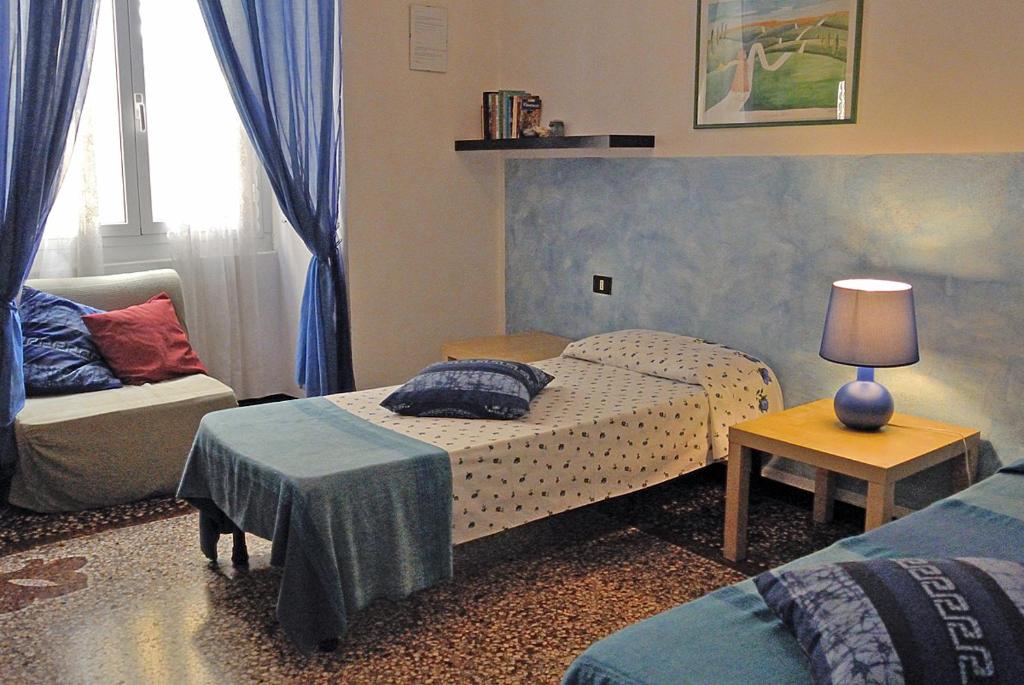 Двухместный (Двухместный номер с 1 кроватью или 2 отдельными кроватями, общая ванная комната) отеля B&B Delfino Blue, Генуя