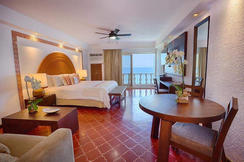 Студио (Отремонтированный номер-студио Делюкс рядом с океаном) курортного отеля Costa Sur Resort & Spa, Пуэрто-Вальярта