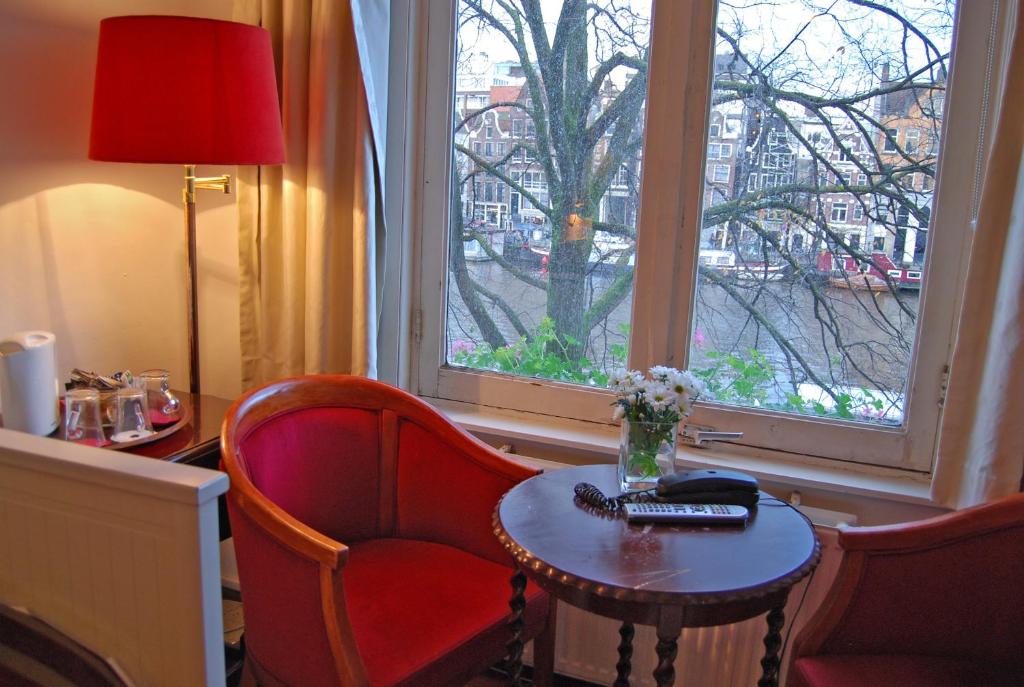 Двухместный (Двухместный номер с 2 отдельными кроватями, вид на канал) отеля Amsterdam House Hotel Eureka, Амстердам