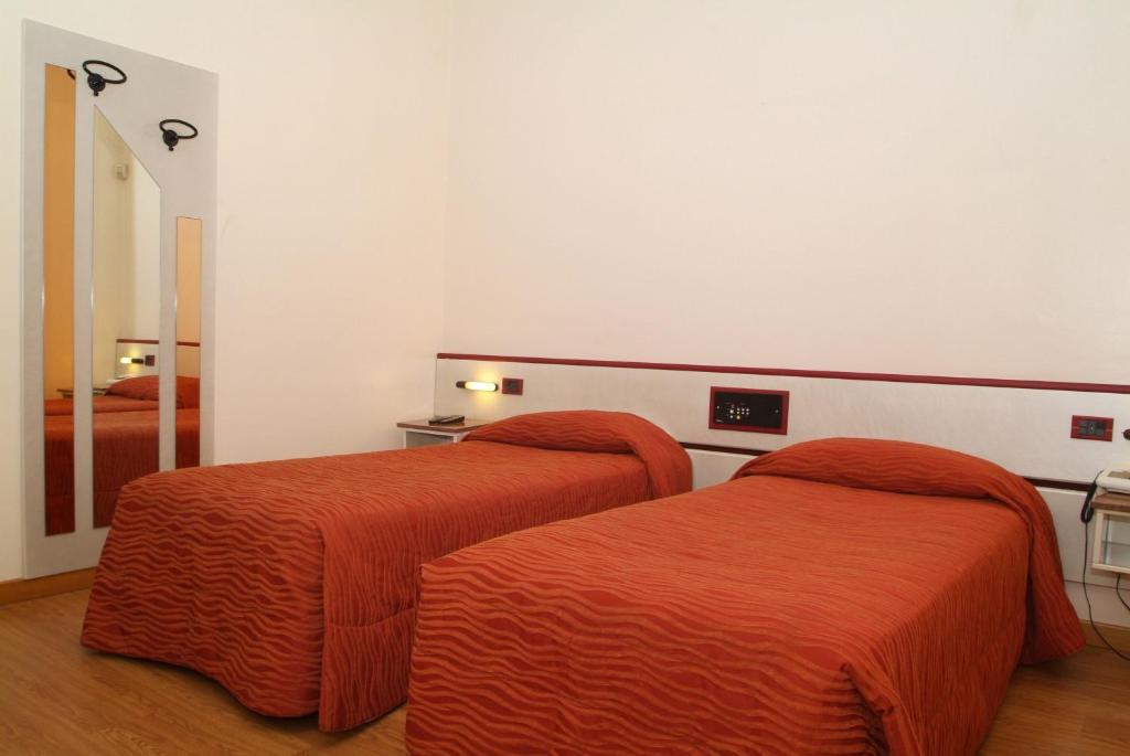 Двухместный (Двухместный номер с 2 отдельными кроватями) отеля Hotel Maxim, Болонья