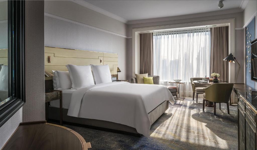 Двухместный (Номер Делюкс с кроватью размера «king-size») отеля Four Seasons Hotel Singapore, Сингапур (город)
