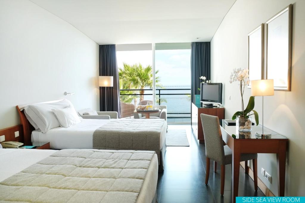 Двухместный (Двухместный номер «Престиж» с 1 кроватью, боковой вид на море) отеля Vidamar Resorts Madeira, Фуншал