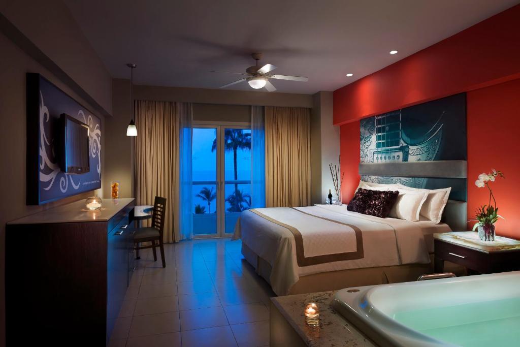 Двухместный (Номер Делюкс с кроватью размера «king-size», вид на океан) курортного отеля Hard Rock Hotel Vallarta All Inclusive, Нуэво-Вальярта