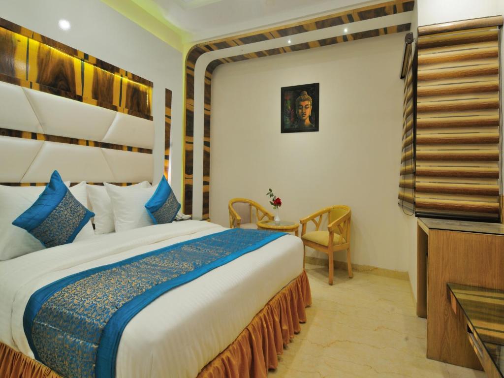 Двухместный (Улучшенный двухместный номер с 1 кроватью) отеля The Gold Regency, Нью-Дели