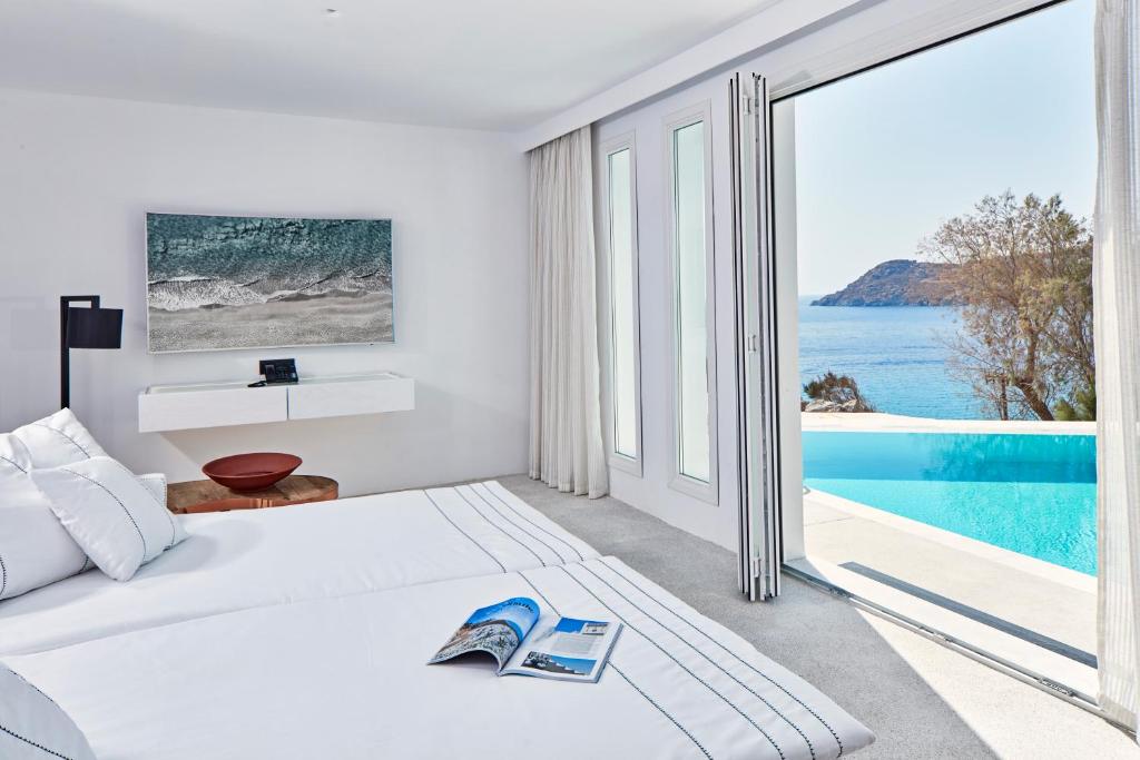 Сьюит (Представительский люкс с собственным бассейном) курортного отеля Royal Myconian Resort & Villas, Элия (Эгейские острова)