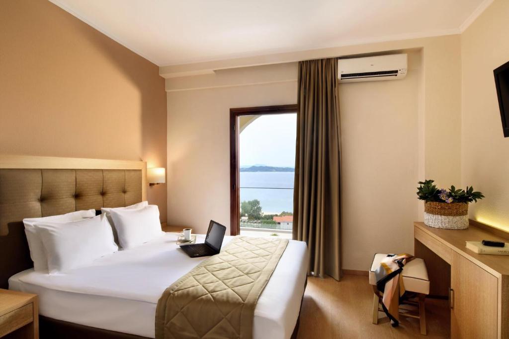 Двухместный (Бюджетный двухместный номер с 1 кроватью и видом на сад) отеля Akrathos Beach Hotel, Уранополис