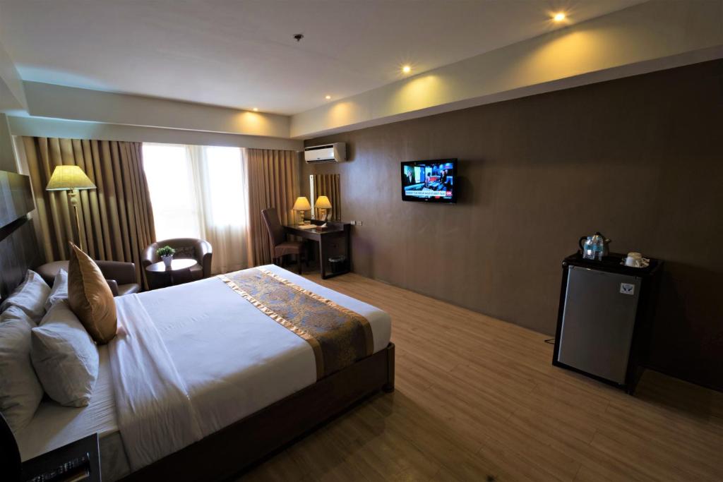 Двухместный (Номер Делюкс с кроватью размера «king-size») отеля The Pinnacle Hotel and Suites, Давао