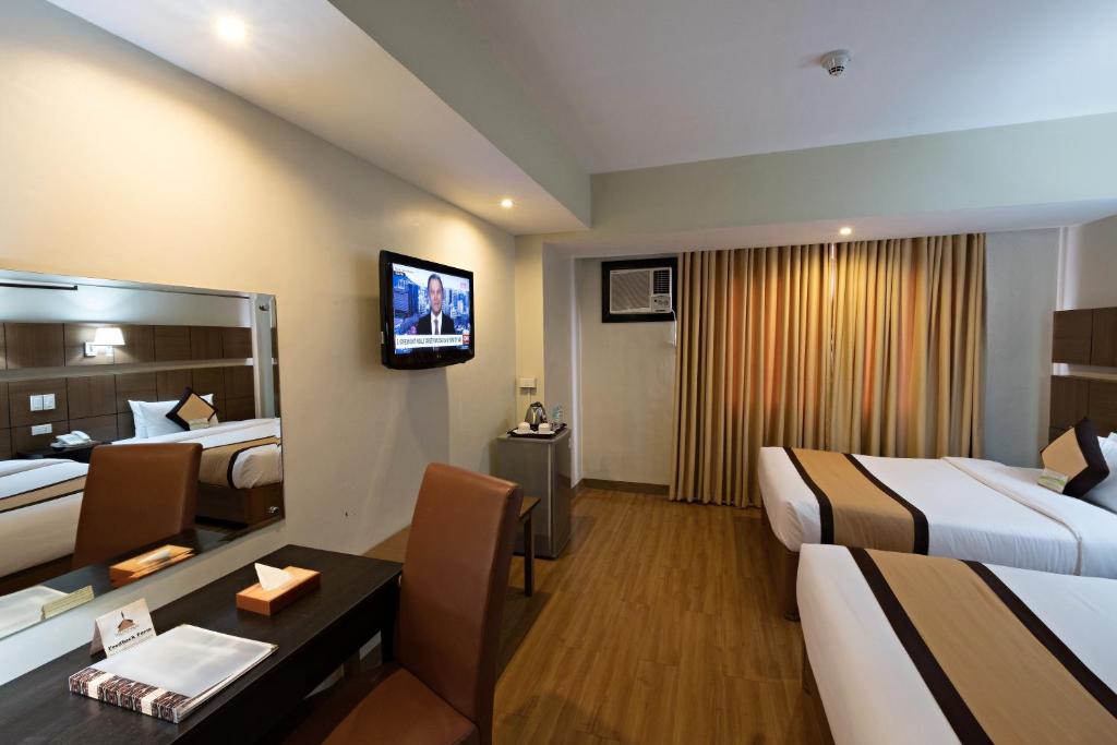 Двухместный (Улучшенный двухместный номер с 1 кроватью или 2 отдельными кроватями) отеля The Pinnacle Hotel and Suites, Давао