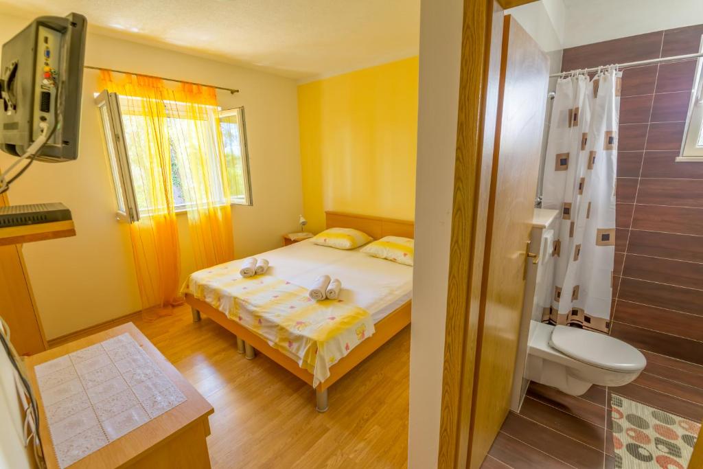 Двухместный (Небольшой двухместный номер с 1 кроватью) гостевого дома Rooms Karla, Полаче
