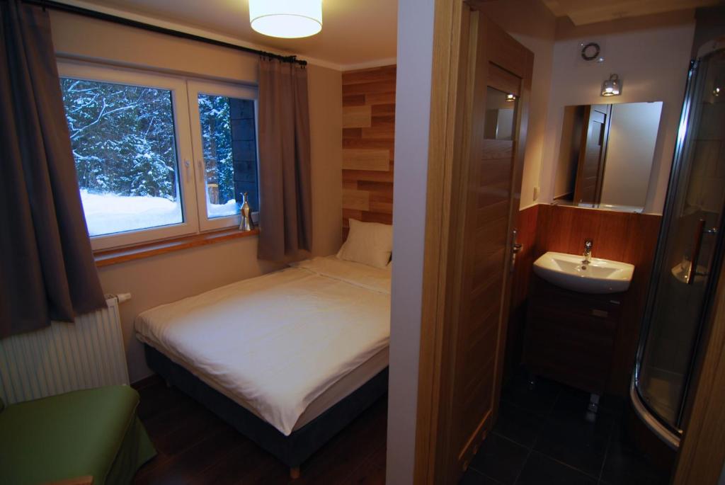 Двухместный (Небольшой двухместный номер с 1 кроватью) семейного отеля Karolinka Guest House, Щирк