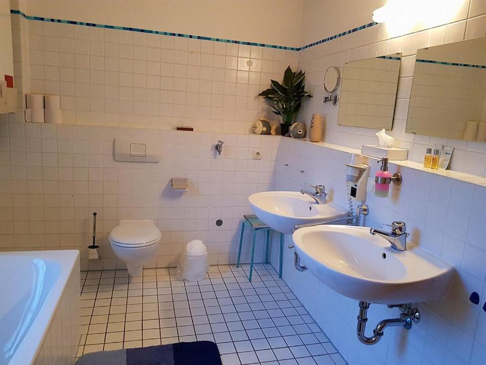 Четырехместный (Четырехместный номер с основными удобствами и общей ванной комнатой) отеля Das Lamm Heidelberg, Гейдельберг