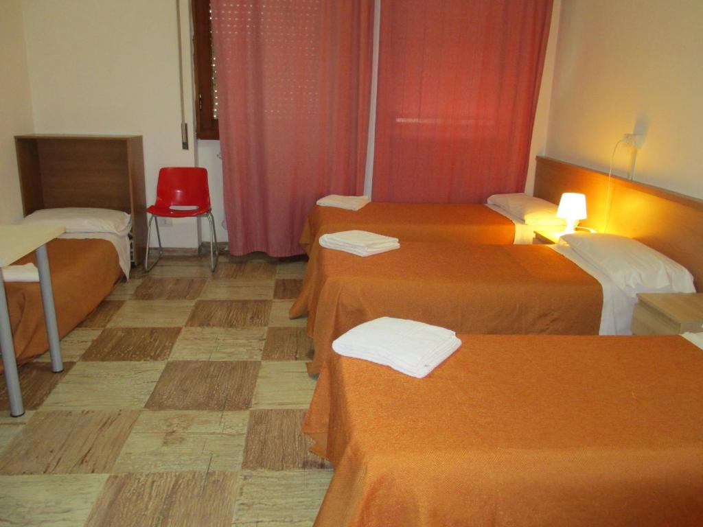 Четырехместный (Четырехместный номер с общей ванной комнатой) гостевого дома Affittacamere Hostel 3, Милан
