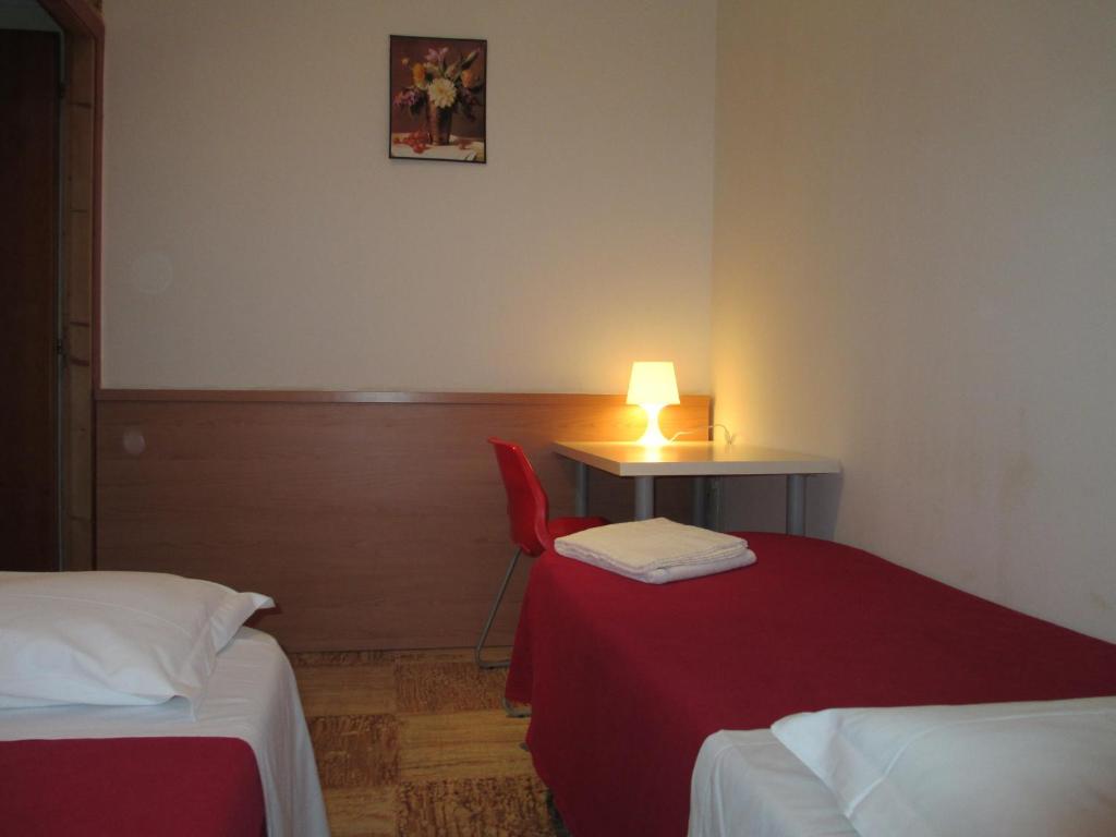 Двухместный (Двухместный номер с 2 отдельными кроватями и общей ванной комнатой) гостевого дома Affittacamere Hostel 3, Милан