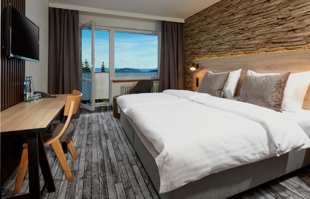 Двухместный (Представительский двухместный номер с 1 кроватью или 2 отдельными кроватями и балконом) отеля Orea Resort Horizont, Железна-Руда