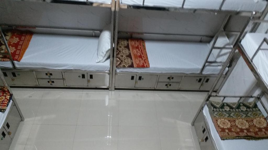 Номер (Кровать в общем номере для мужчин с 4 кроватями) хостела One Step Hostel, Мумбай