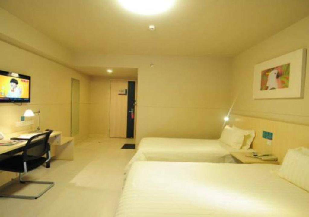 Двухместный (Стандартный двухместный номер В с 2 отдельными кроватями) отеля Jinjiang Inn Sanya International Shopping Center Seaview, Санья