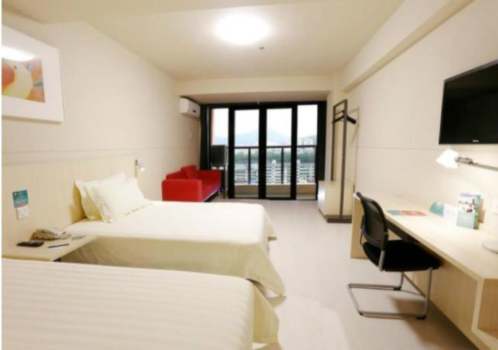 Двухместный (Стандартный двухместный номер А с 2 отдельными кроватями) отеля Jinjiang Inn Sanya International Shopping Center Seaview, Санья