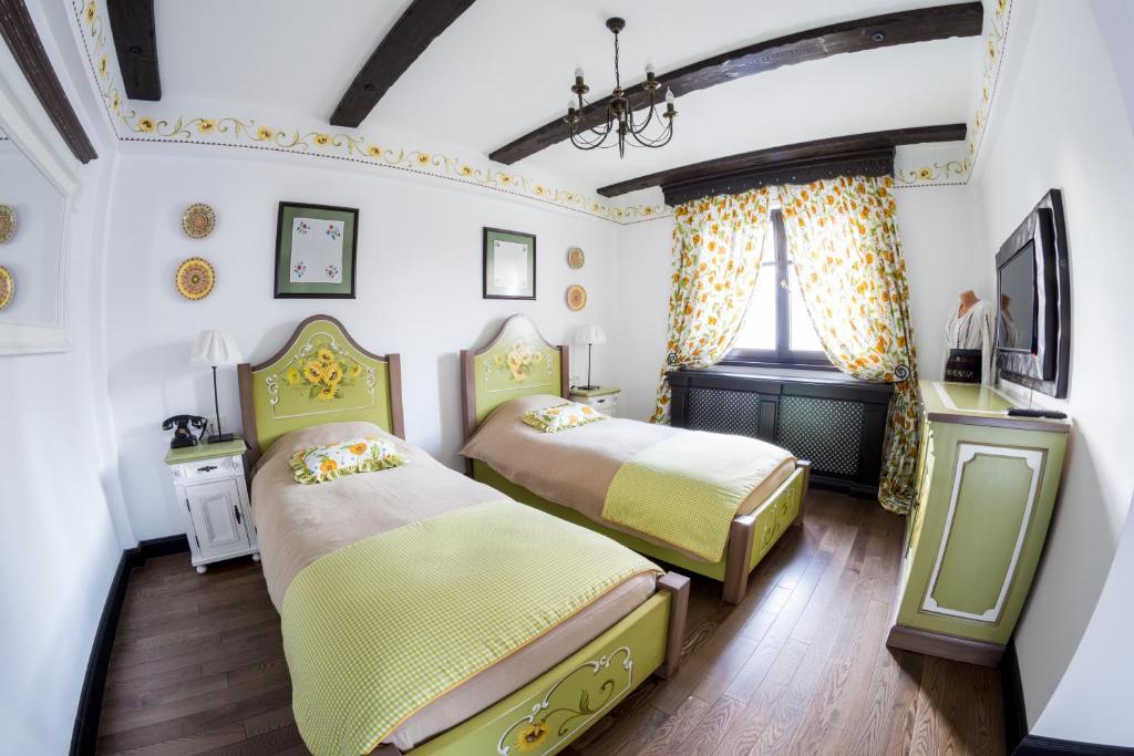 Двухместный (Двухместный номер с 2 отдельными кроватями и собственной ванной комнатой) гостевого дома Conacu´ Boierului, Тыргу-Жиу