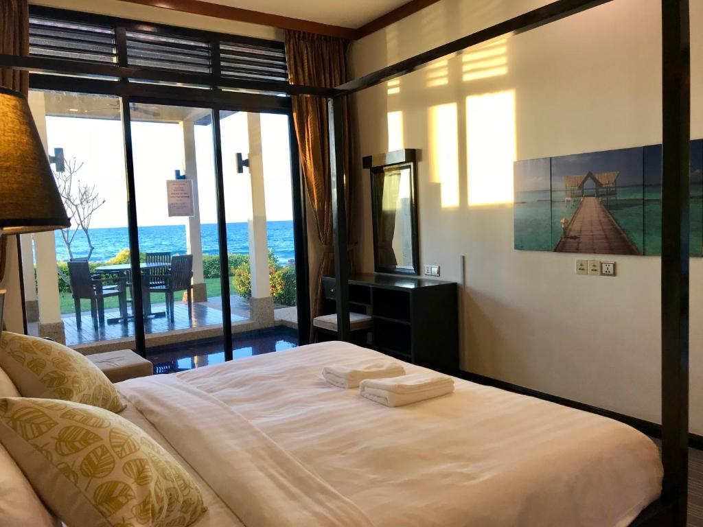 Вилла (Вилла с 2 спальнями - С видом на пляж) виллы Sunset Seaview Beach Villas & Spa Suites @ Nexus Karambunai, Кота-Кинабалу