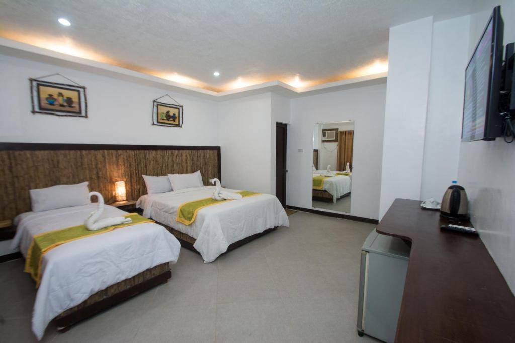 Трехместный (Трехместный номер Делюкс) курортного отеля Bamboo Beach Resort & Restaurant, Боракай