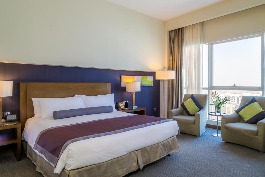 Двухместный (Улучшенный номер с кроватью размера «king-size») отеля Grand Millennium Al Wahda Abu Dhabi, Абу-Даби