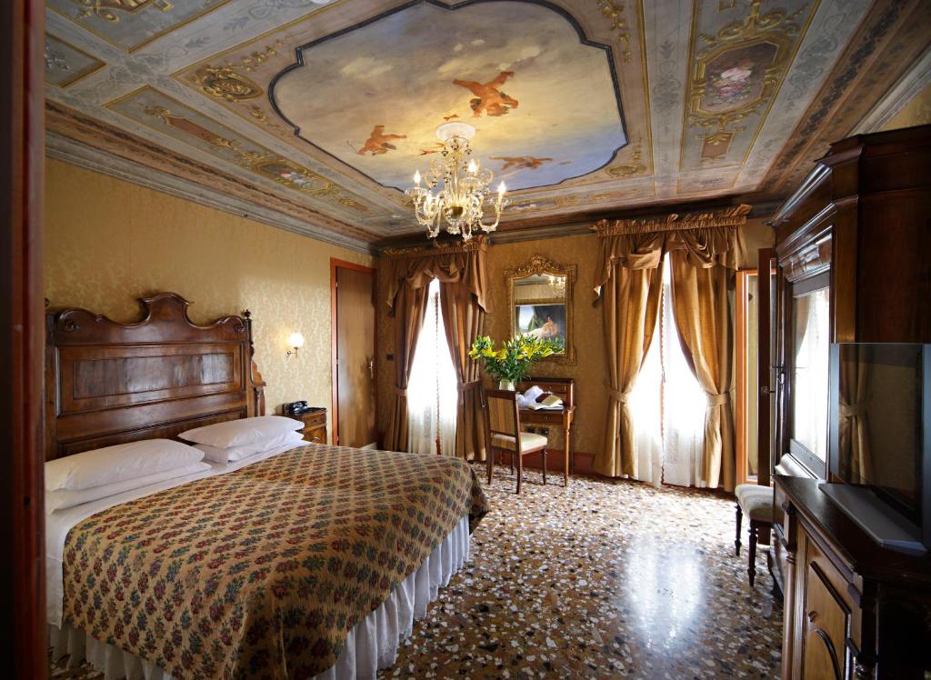 Двухместный (Двухместный номер Делюкс с 1 кроватью или 2 отдельными кроватями и видом на канал) отеля Casa Nicolò Priuli, Венеция