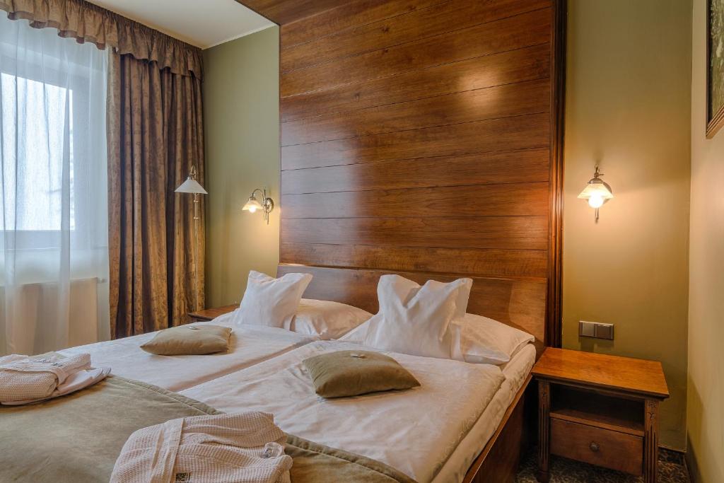 Двухместный (Classic Double Room with free Wellness Access) отеля Wellness Hotel Borovica, Штрбске-Плесо