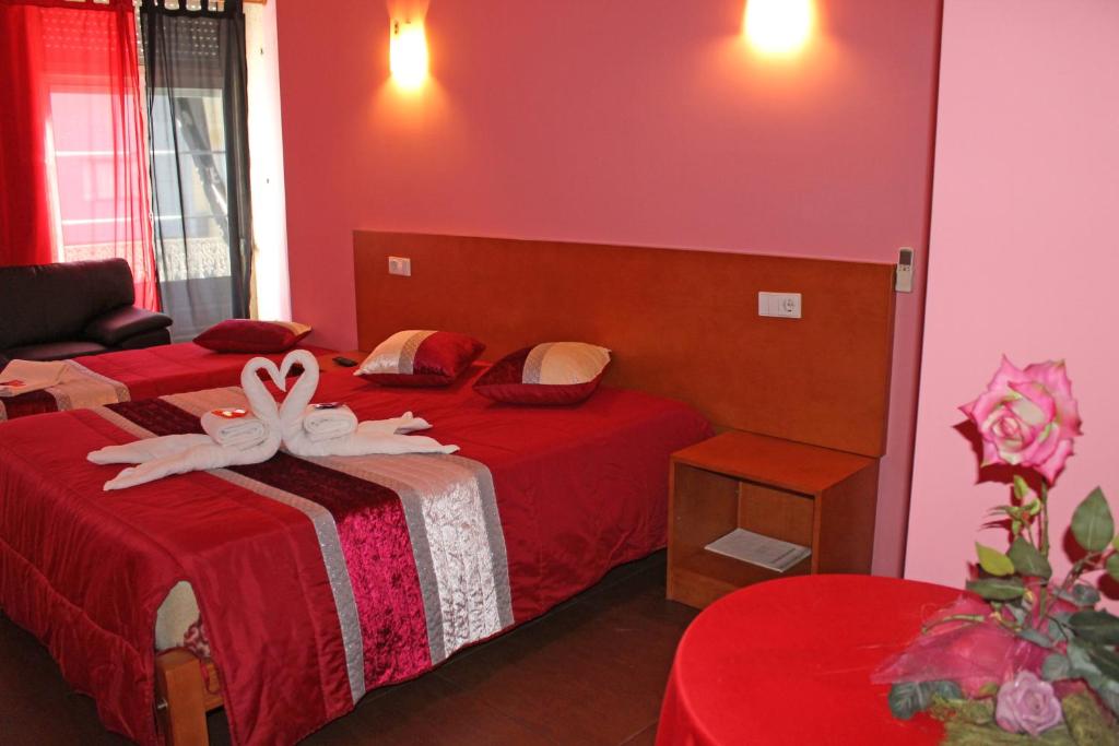 Двухместный (Двухместный номер с двуспальной кроватью и дополнительной кроватью) гостевого дома Residencial Monte Carlo, Порту