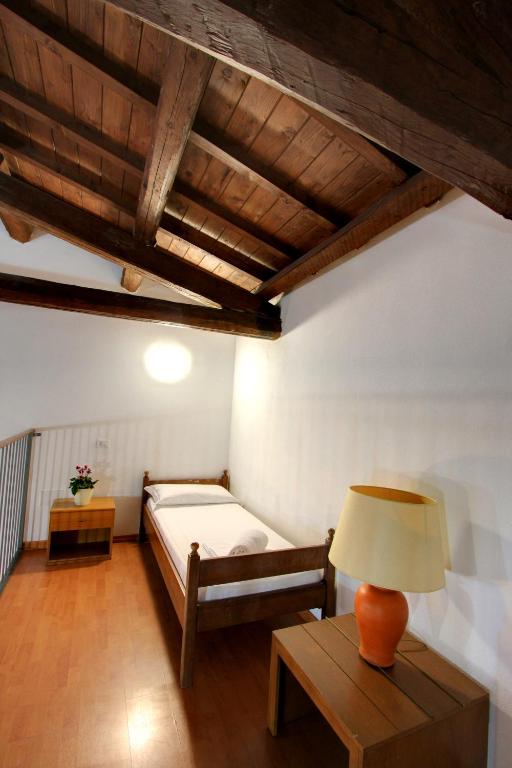 Номер (Кровать в общем 6-местном номере для женщин) хостела Hostel Marina, Кальяри