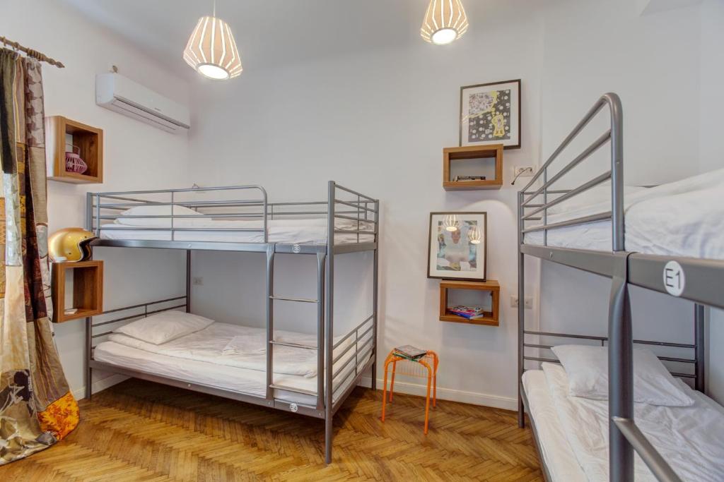 Номер (Спальное место на двухъярусной кровати в общем номере для мужчин и женщин) хостела First Hostel Bucharest, Бухарест