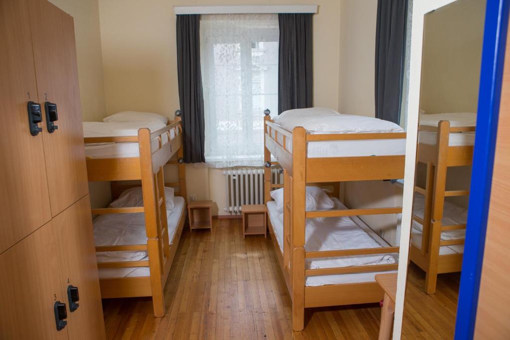 Номер (Кровать в общем номере с 4 кроватями) хостела YoHo - International Youth Hostel, Зальцбург