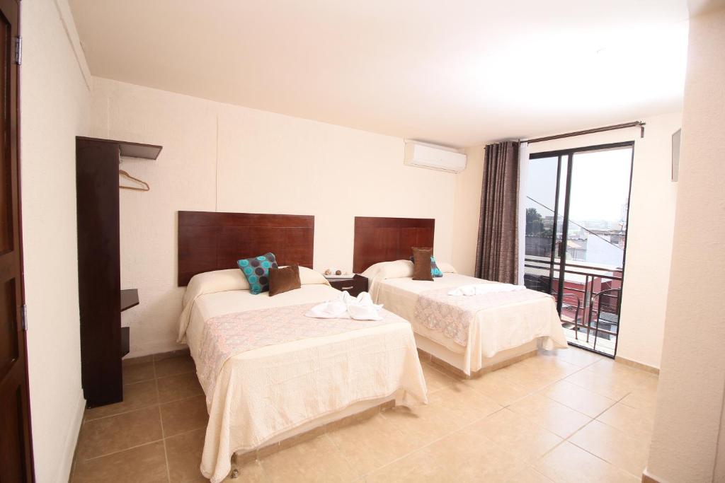 Двухместный (Двухместный номер с 2 отдельными кроватями и балконом) отеля Hotel Sacre, Сан-Хуан Баутиста Тукстепек