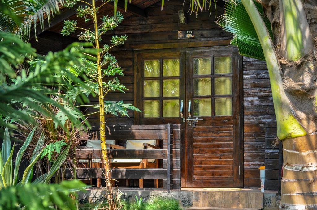 Двухместный (Деревянный коттедж Делюкс с кондиционером и видом на сад) курортного отеля Lotus Sutra, Арамболь