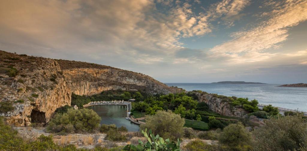 Номер (Бунгало с кроватью размера «king-size» и видом на сад), Four Seasons Astir Palace Hotel Athens