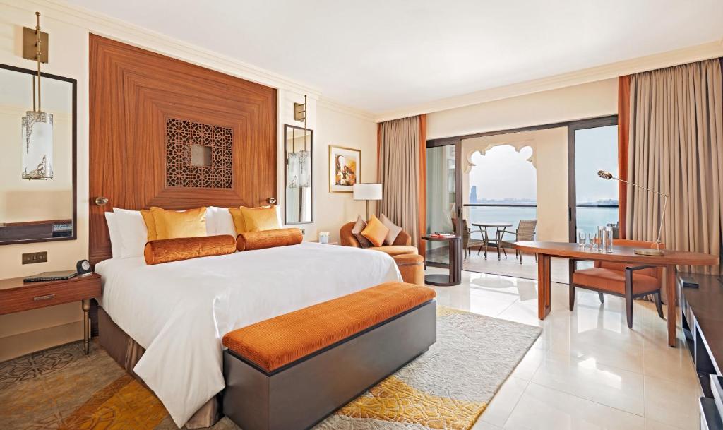 Двухместный (Номер Fairmont Gold Lounge с кроватью размера «king-size» и балконом, вид на море и остров Палм-Джумейра) курортного отеля Fairmont The Palm, Дубай