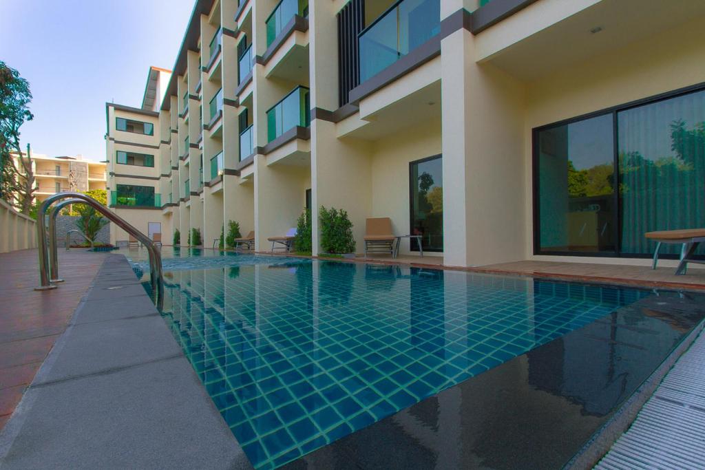 Двухместный (Двухместный номер Делюкс с 1 кроватью или 2 отдельными кроватями, доступ к бассейну) отеля Airport Beach Hotel Phuket, Пхукет