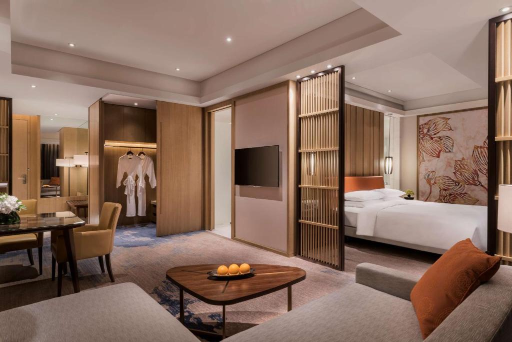 Двухместный (Клубный номер Делюкс с кроватью размера «king-size») отеля Hyatt Regency Shanghai Wujiaochang, Шанхай