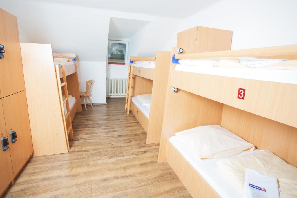 Номер (Кровать в общем 6-местном номере) хостела YoHo - International Youth Hostel, Зальцбург