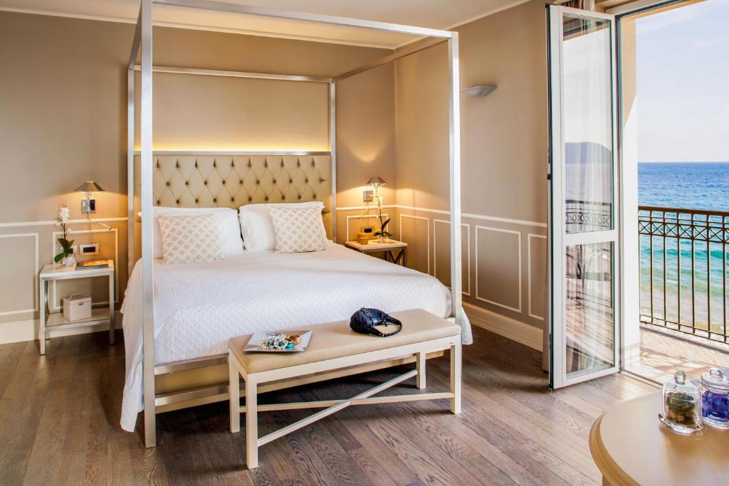 Двухместный (Улучшенный двухместный номер с 1 кроватью или 2 отдельными кроватями, балконом и видом на море) отеля Hotel Savoia, Алассио
