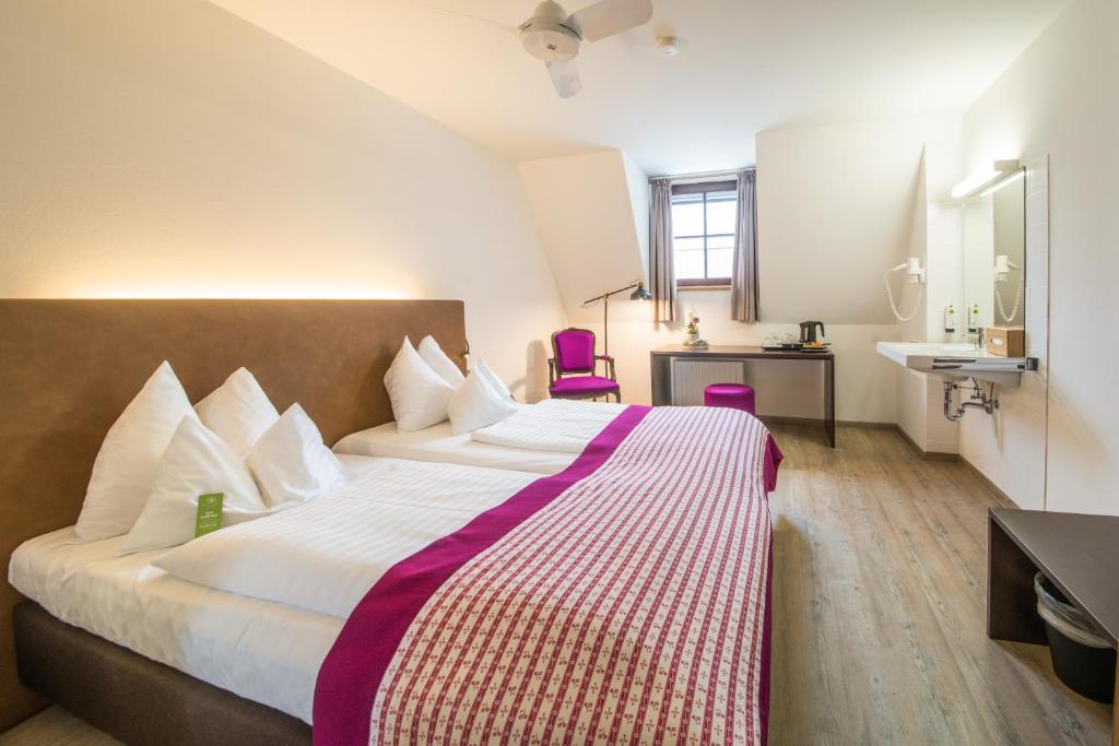 Двухместный (Бюджетный двухместный номер с 2 отдельными кроватями и общей ванной комнатой) отеля Hotel Der Salzburger Hof, Зальцбург