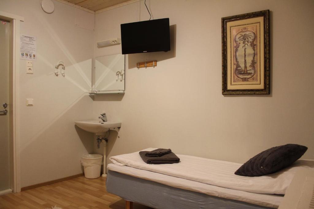 Двухместный (Двухместный номер с 2 отдельными кроватями и общей ванной комнатой) хостела Motelli RukaTupa, Рука