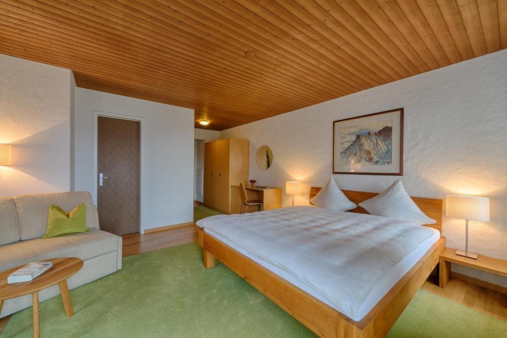 Двухместный (Двухместный номер Делюкс с 1 кроватью или 2 отдельными кроватями, вид на озеро) отеля Neuhaus Golf- & Strandhotel, Интерлакен
