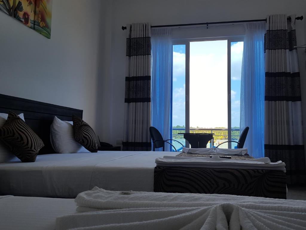 Трехместный (Трехместный номер Делюкс с видом на море) отеля Trinco Lagoon, Тринкомали